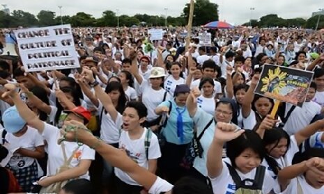 菲律宾爆发大规模反贪示威 民众痛斥防洪工程腐败