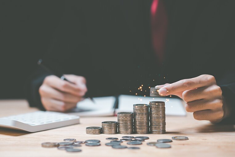 央行开展7000亿元买断式逆回购操作 银行负债压力缓解 流动性相对充裕