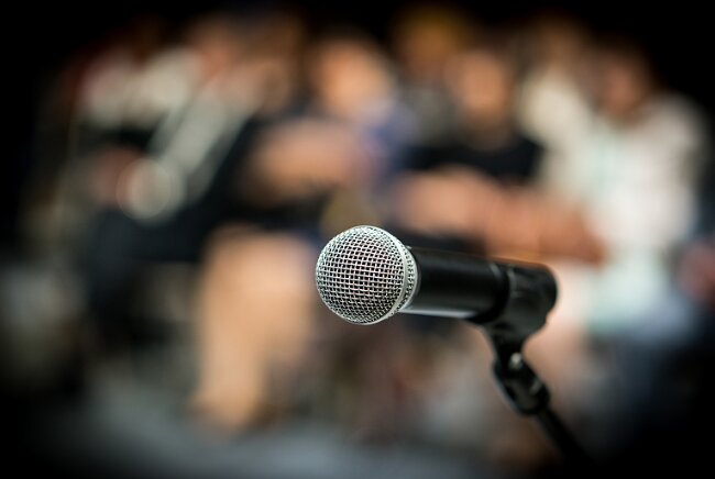 中国正在建造核动力航母？国防部回应